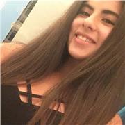 ragazza impartisce lezioni di lingue straniere
